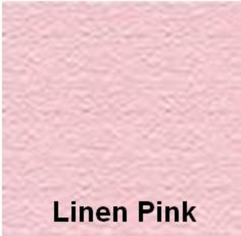 Op de afbeelding: Een effen lichtroze stofstaal met een zichtbare geweven textuur. Het oppervlak heeft een consistente matte afwerking en een subtiel kruislingse patroon dat kenmerkend is voor linnen. De tekst "Linen Pink" staat onderaan in een vetgedrukt zwart lettertype.
