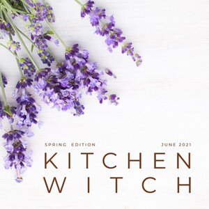 Puede incluir: Un fondo de madera blanco con un ramo de flores de lavanda púrpura en la esquina superior izquierda. El texto "SPRING EDITION" y "KITCHEN WITCH" está impreso en marrón debajo de las flores. El texto "JUNE 2021" está impreso en marrón en la esquina superior derecha.