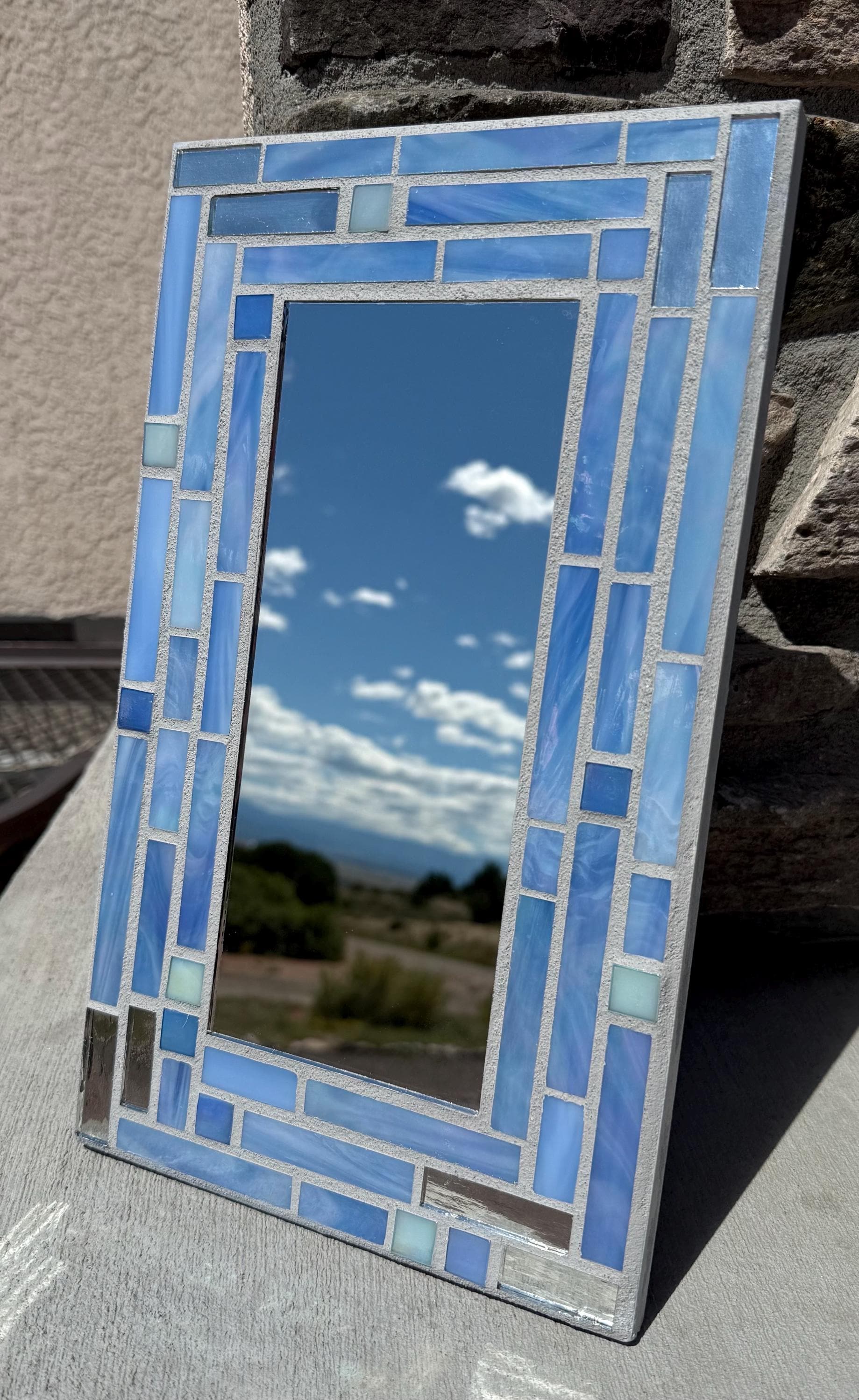 ブルーの虹彩ステンドグラスモザイク壁掛けミラー：コースタル