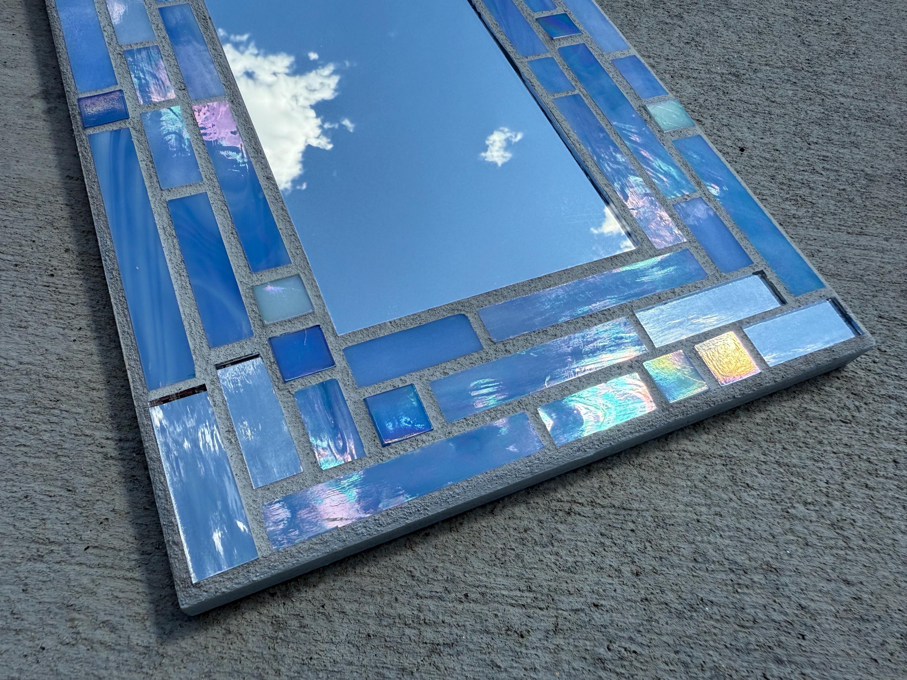 ブルーの虹彩ステンドグラスモザイク壁掛けミラー：コースタル