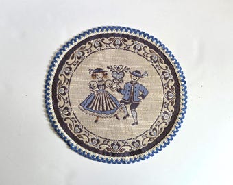 Tapete redondo de estilo vintage austriaco con diseño de pareja vestida con traje tradicional.