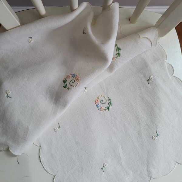 Vintage Embroidered Flower Table Runner, Linen Floral Runner, 33" x 13". 1960's