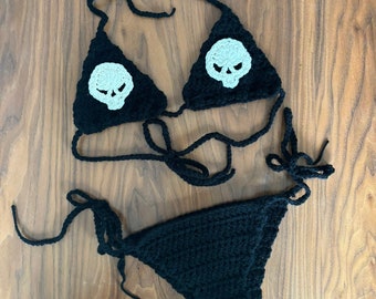 Totenkopf schwarz-weisser gehäkelter String Bikini Gr. XS/S