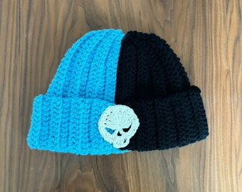 Bonnet en crochet noir et bleu Skull