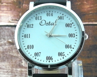 Mathématiques conçoivent une montre-bracelet dotée du système de numération octale. Montre chic et élégante. Livré avec bracelet en cuir noir et boîte blanche