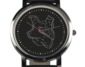 Conception de montre-bracelet constellation berger allemand. Montre à thème animal d’astronomie unique. Article cadeau parfait pour les amoureux des animaux. Bracelet noir/marron