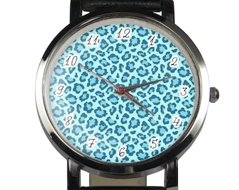 Le guépard bleu repère la montre-bracelet de modèle. Montre élégante et chic. Sangle noire ou brune