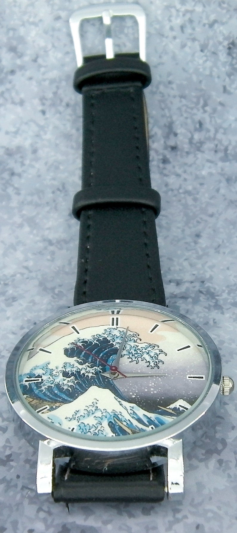 The Great Wave off Kanagawa wristwatch. Minimalist/understated design. Black or Brown strap. Unique design zdjęcie 2