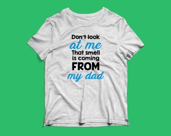 Peuter/jeugd Kids korte mouw Cricut sjabloon - Daddy geuren: Don't Look at me, dat geur is afkomstig van mijn vader [Funny Shirt]