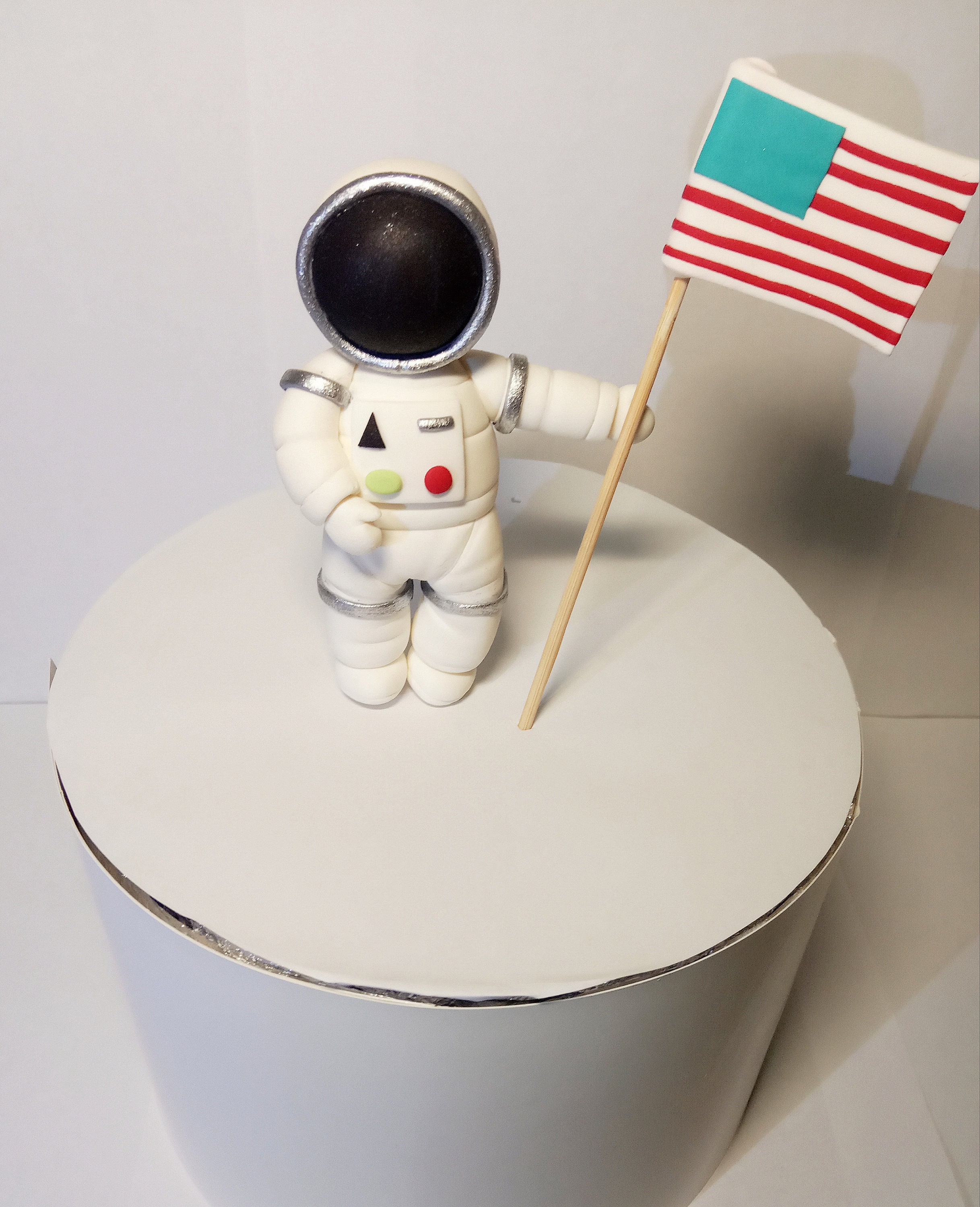 Fondant astronaut cake topper pour fête danniversaire de lespace