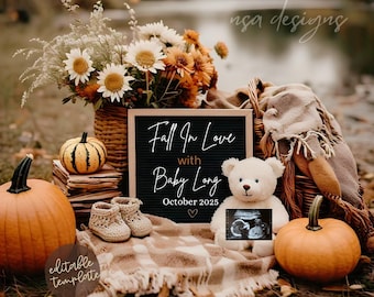 Może przedstawiać: Jesienny motyw ogłoszenia o ciąży z dyniami, kwiatami i misiem trzymającym zdjęcie USG. Na znaku napis "Fall In Love with Baby Long October 2025". Szydełkowe buciki dla dziecka i koc dopełniają scenę.