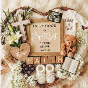 Puede incluir: Un arreglo en forma de corazón con una cruz de madera, una cita enmarcada y artículos para bebés. La cita dice: "Todo don perfecto viene de arriba". Incluye un osito de peluche, patucos y un body que dice "Hijo de Dios".