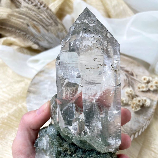 Exquisiter Himalaya-Quarz mit Chlorit-Einschlüssen, hochwertige Samadhi-Quarz-Kristallprobe, rohes Himalaya-Sammlerstück - LJ31