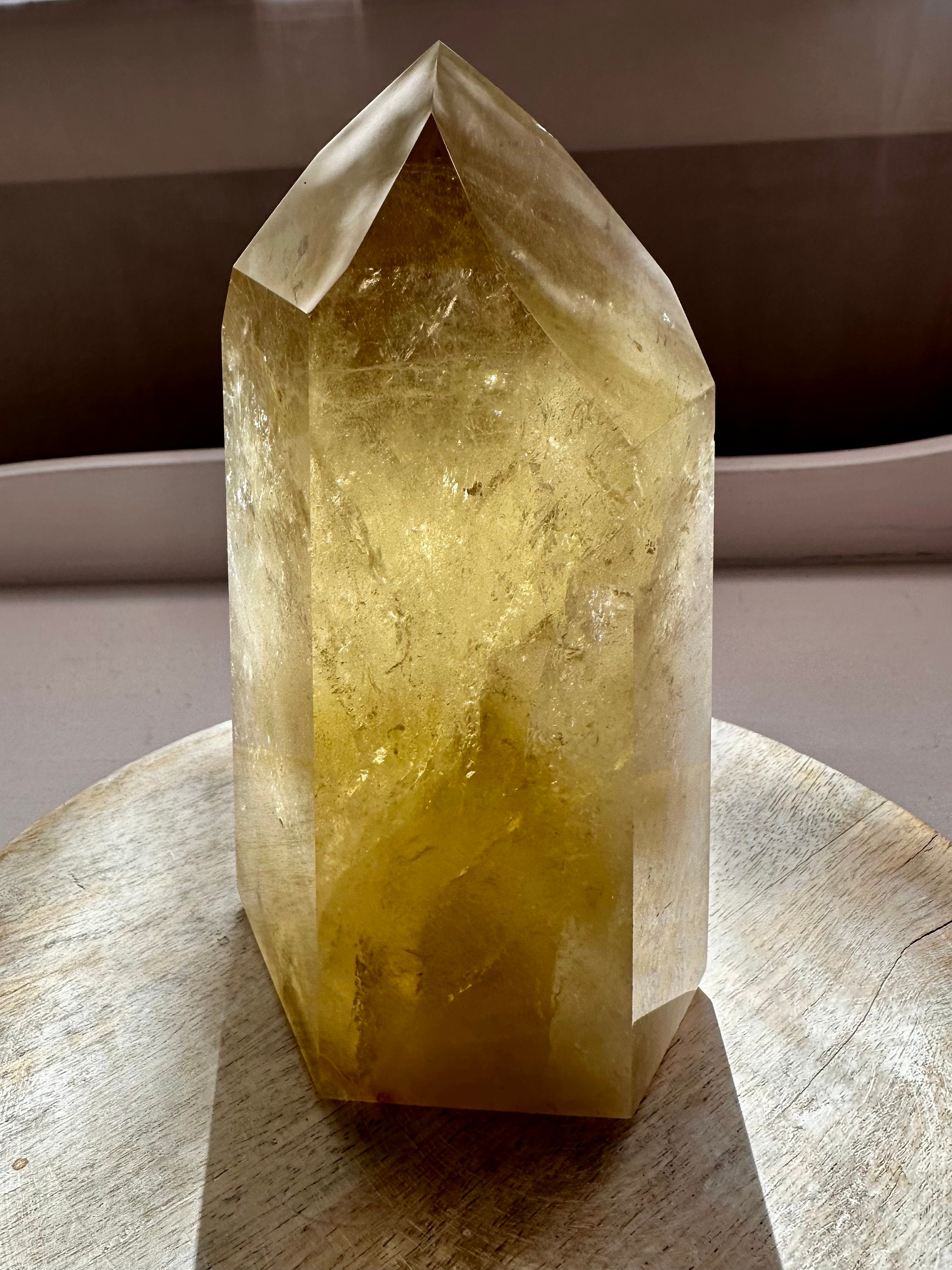 大きな黄金のシトリンタワー：豊かさをもたらすブラジル産クリスタル