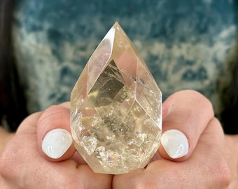 Facettierter Citrin-Flammenspitz – Goldpolierter Quarz mit Regenbogenklarheit