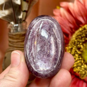 Piedra de palma de lepidolita natural: cristal curativo y calmante para aliviar la ansiedad, la meditación y el trabajo energético. Decoración de cristal relajante para aliviar el estrés.