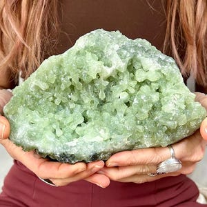Glänzender marokkanischer Prehnit Cluster | Seltene grüne Kristallbildung für Heilung, Herzchakra und Hochschwingungsanzeige oder -sammlung