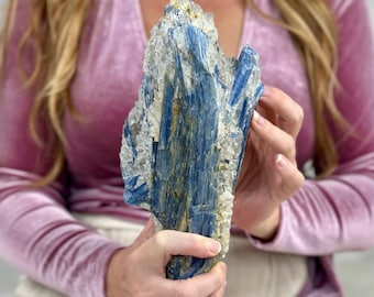 Levendig blauw kyaniet met kwarts uit Brail: natuurlijk waaiervormig exemplaar