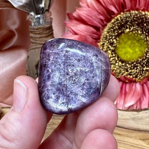 Piedra pulida de lepidolita pulida: una gema natural relajante para la curación, el alivio de la ansiedad, la meditación y la decoración con cristales.