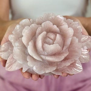 Handgeschnitzte Rosenquarz Blume aus Brasilien • Große polierte rosa Kristallskulptur • Herz Chakra Stein • Luxusgeschenk oder Sammlerstück