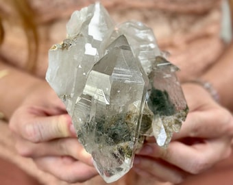 Himalayakvartskluster med klorit: Rå samlarkristall för läkning