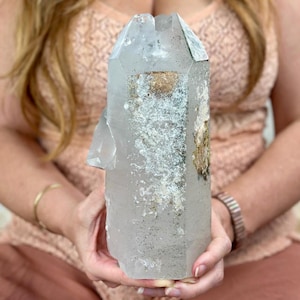 Punta grande de cuarzo transparente brasileño: torre de cristal en bruto con inclusiones naturales, piedra curativa de alta vibración, para exhibición de especímenes de colección.