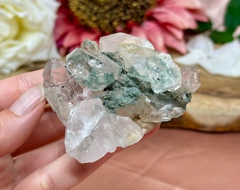 Himalaya-kwartscluster met chloriet-insluitingen – zeldzaam groen fantoomenergiekristal