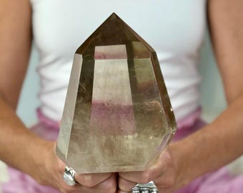 Torre de citrino brasileño con claridad dorada y precisión facetada