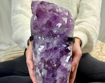 Grande geode di ametista viola su supporto / Pezzo di cristallo di ametista brasiliana