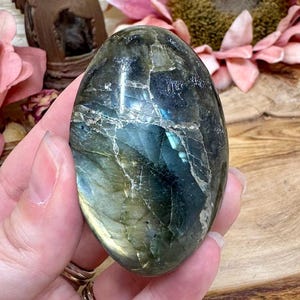 Labradorita de Madagascar: una llamativa piedra de palma: cristal natural pulido para protección, meditación y sanación energética.