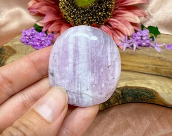Piedra de kunzita rosa suave - Cristal pulido del chakra del corazón para el equilibrio emocional y la compasión.