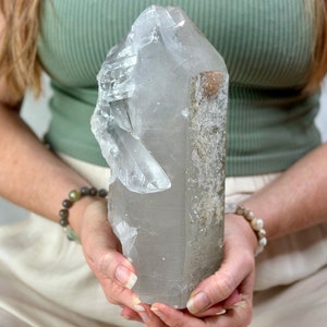 Punta grande de cuarzo transparente con inclusiones de crecimiento natural - Ejemplar de cristal brasileño en bruto