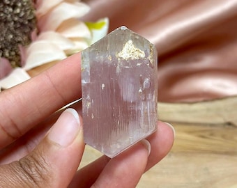 Cristal de kunzita rosa en bruto de Afganistán: piedra curativa natural para el chakra del corazón