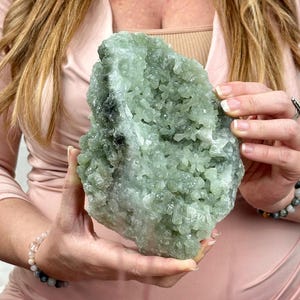 Marokkanische Prehnit-Kristallstufe - Natürlicher grüner Edelstein für Gelassenheit, Heilung und elegante Mineraldarstellungen