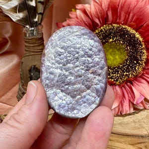 Piedra de palma de lepidolita natural: cristal curativo y calmante para aliviar la ansiedad, la meditación y el trabajo energético. Decoración de cristal relajante para aliviar el estrés.