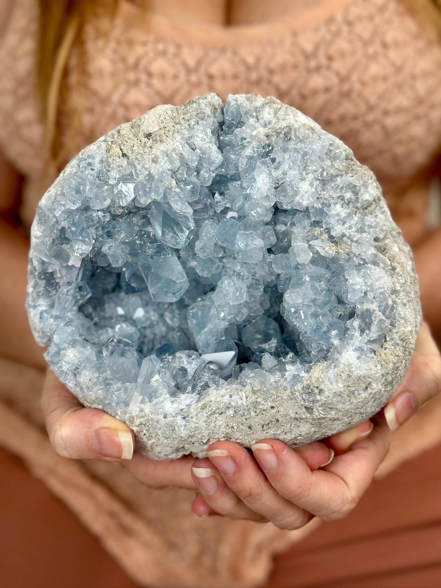 大型マダガスカル産セレスタイトジオード：深みのあるブルーの