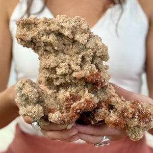 Groot exemplaar van aragoniet met roodbruine kristalclusters | Mineralendisplay uit Marokko