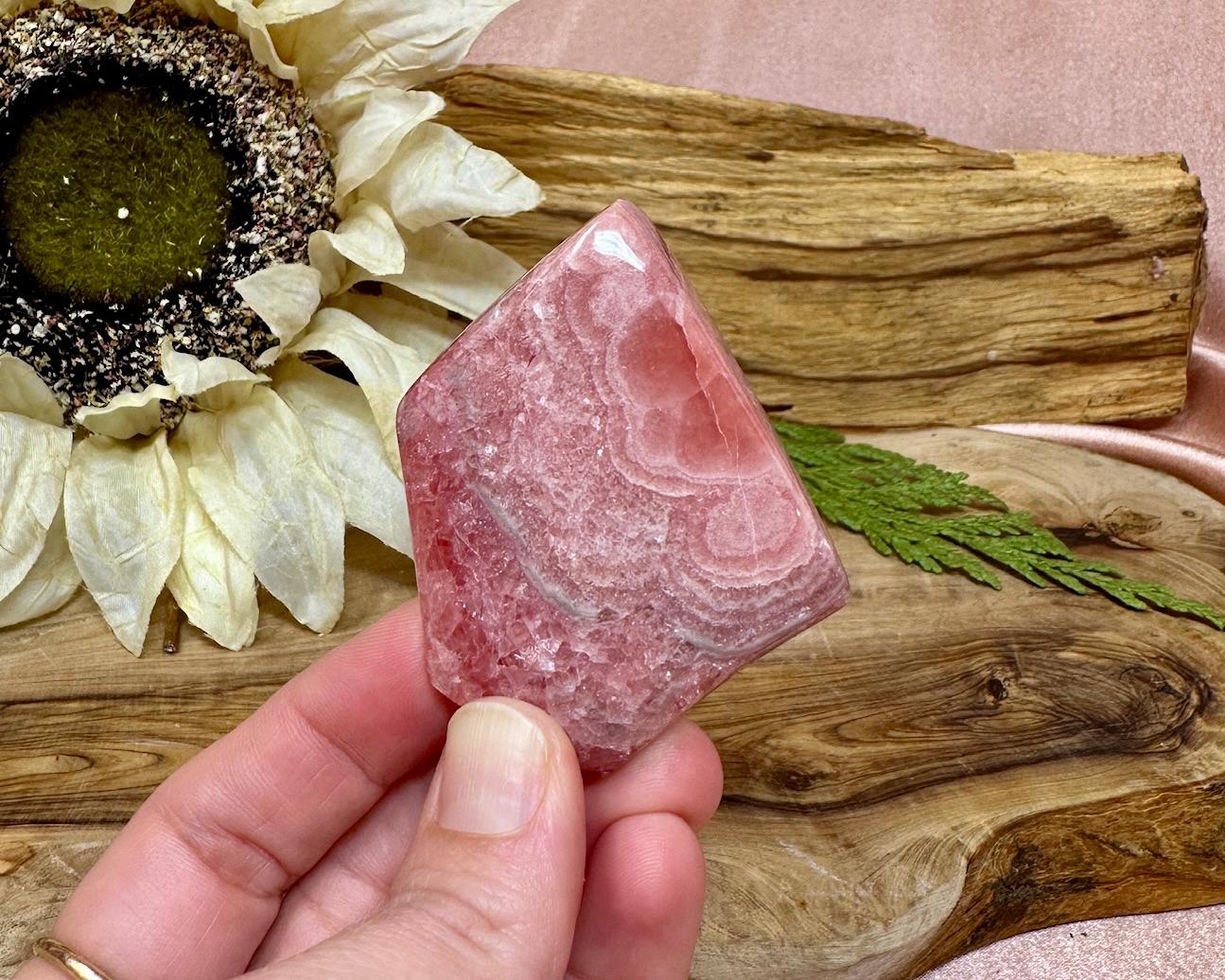 Zeldzame gepolijste rhodochrosiet • Argentijns mineraal met opvallende roze banden • Hartchakrasteen • Verzamelkristalcadeau