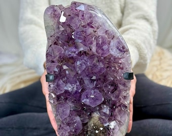 Geode di ametista viola su supporto / Esemplare di cristallo brasiliano / Decorazione minerale di lusso