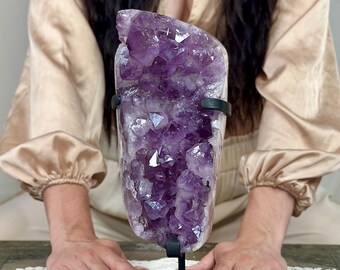 Scultura in cristallo di ametista su supporto / Aggregato di geodi viola brasiliani con matrice grezza