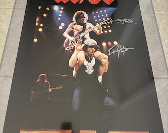 アンガス・ヤングがギターを弾きまくる - AC/DC ヘビーロック