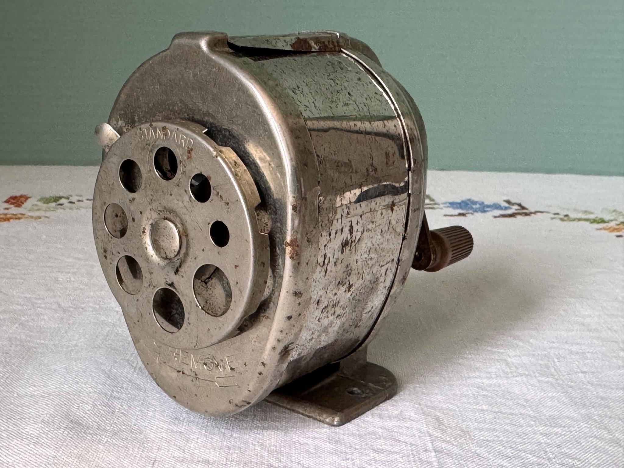 その他 BOSTON  PENCIL SHARPENER Vintage BOSTON L Manual PENCIL SHARPENER w/Hand Crank- 1950