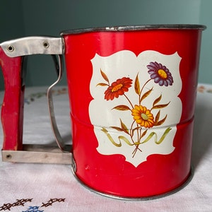 Vintage Flower Sifter : Androck Handi Sift Tin Metal Hand Crank Manual Style Red with Blue Yellow Daisy Painted Wood Handle Utensil Kitchen