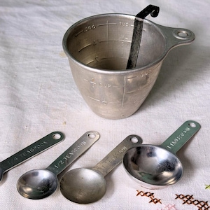 Vintage Measure Set : Rare Aluminum 1 Cup 8 Oz Measuring Raised Embossed Riveted Handle Swipe Scrape Arm Patina Measuring Spoon Set 4 Spoons
