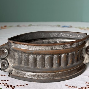 Vintage Mold : Fluted Cake Raised Game Pie Mould Metal Tin