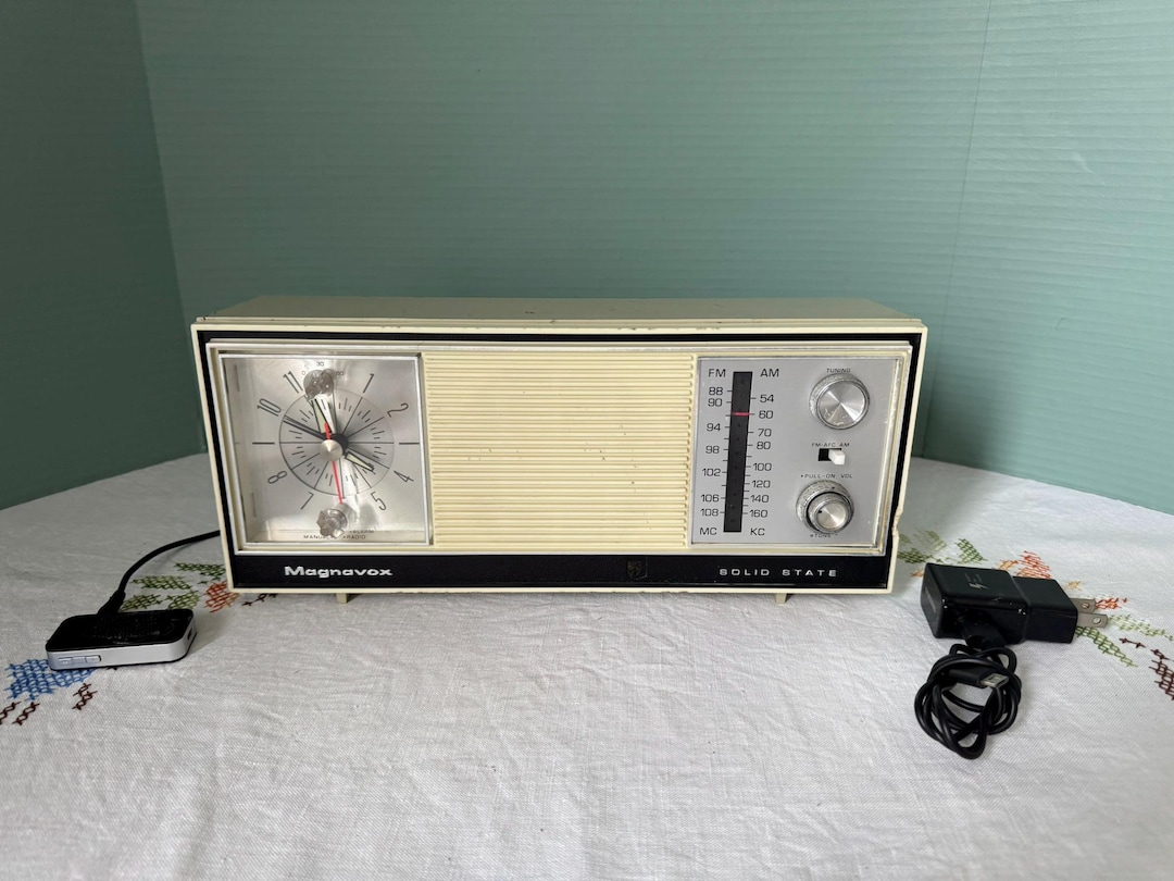 Vintage Radio : Magnavox Solid State Single Speaker AM / FM Tabletop ...