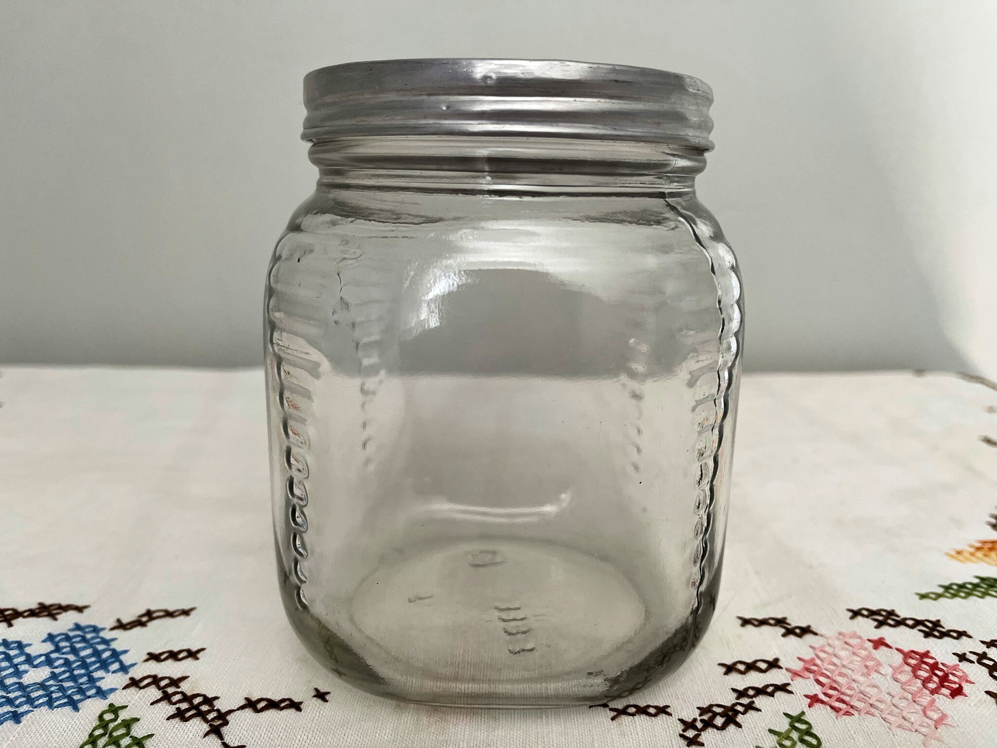 Jarro de vidrio vintage: Harriet Hubbard acanalado a rayas | Etsy