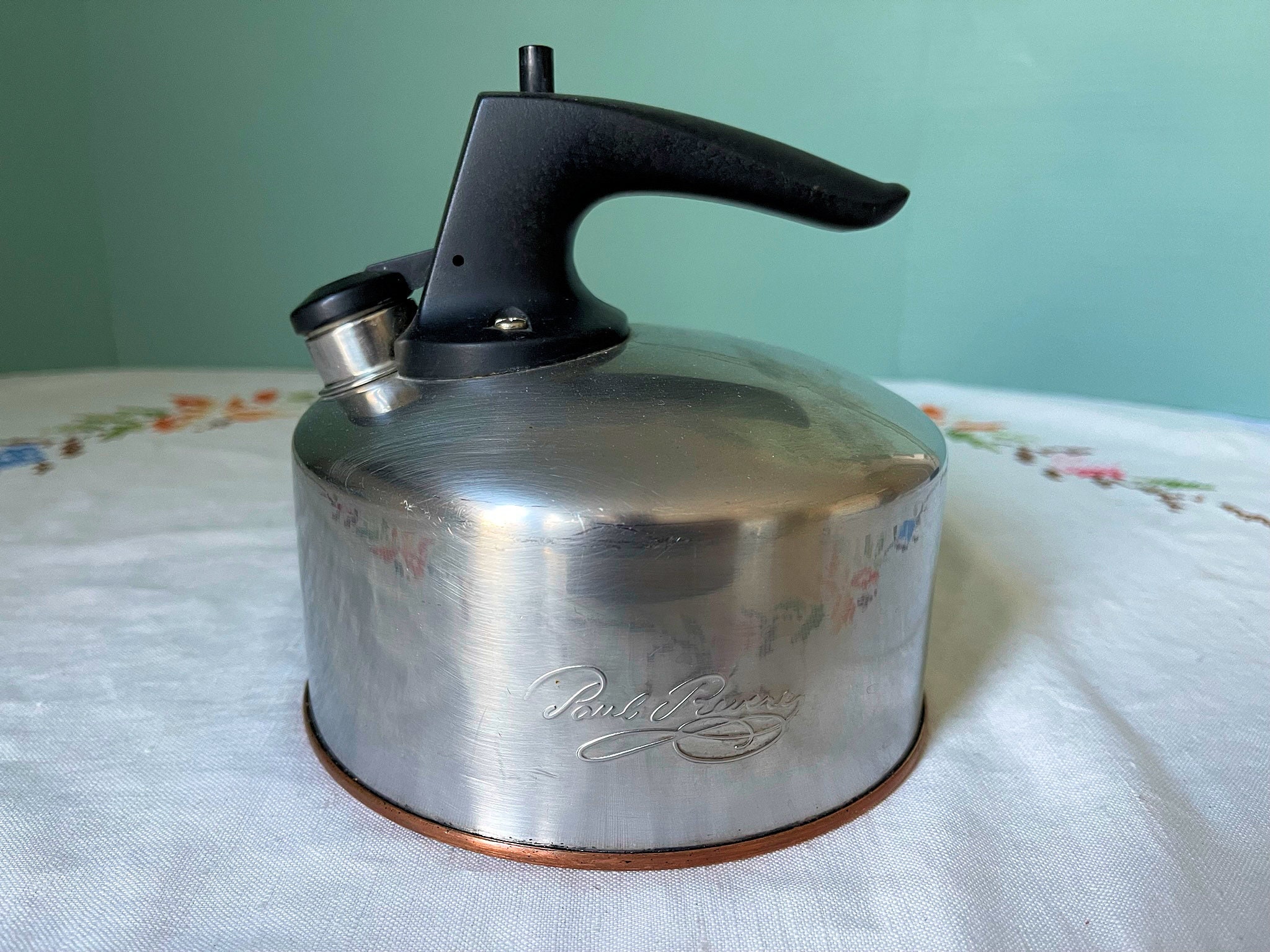 Satin finish whistling kettle 