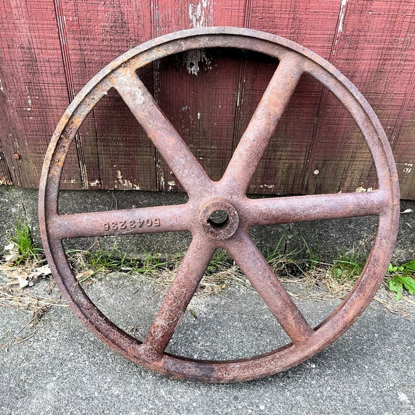 Roue vintage : Fonte Primitive Rouge Rusty Steel Spoke Wagon Cart Charrue Mettre en œuvre Ferme Grange Jardin Art 15" Diamètre Cercle Rond Robuste