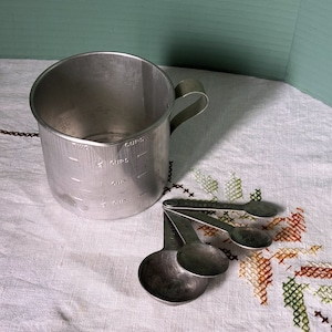 Vintage Measure Set : Aluminum 2 Cup 16 Oz Measuring Raised Embossed Riveted Handle Patina Measuring Spoon Set 4 Spoons on Rivet